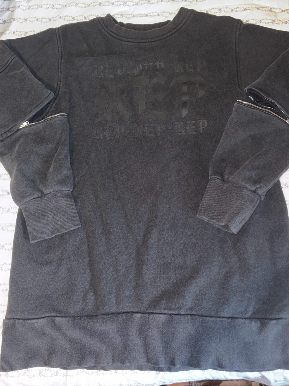 Ultra RARE Taylor Swift Reputation crew neck with zip sleeves!